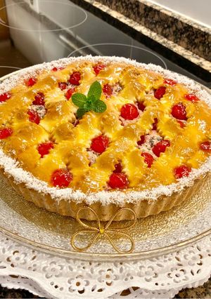 Una foto de Tarta con Ricotta, cerezas en almíbar y chocolate (Cake with Ricotta cherries and chocolate)