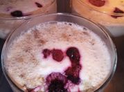 Una foto de postres con yogur y frambuesas