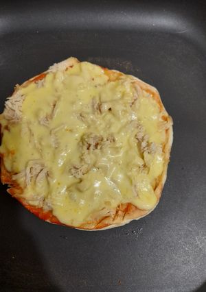 Una foto de Pizza de pollo y queso