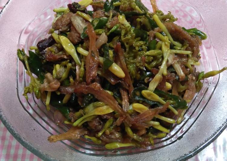 Tumis kembang kates teri tawar tempe semangit