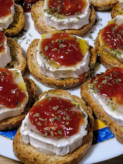 Una foto de Aperitivo de queso rulo de cabra con mermelada de tomate
