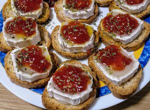 Una foto de Aperitivo de queso rulo de cabra con mermelada de tomate