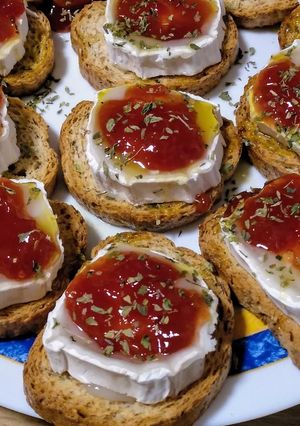 Foto principal de Aperitivo de queso rulo de cabra con mermelada de tomate