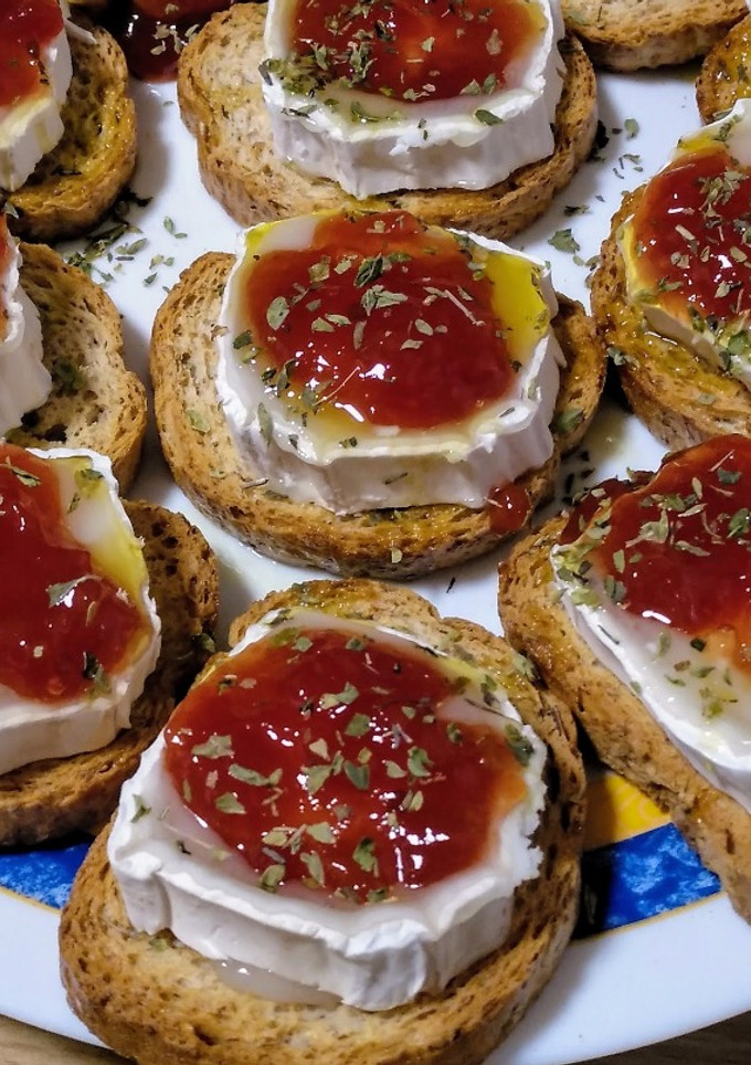 Una foto de Aperitivo de queso rulo de cabra con mermelada de tomate