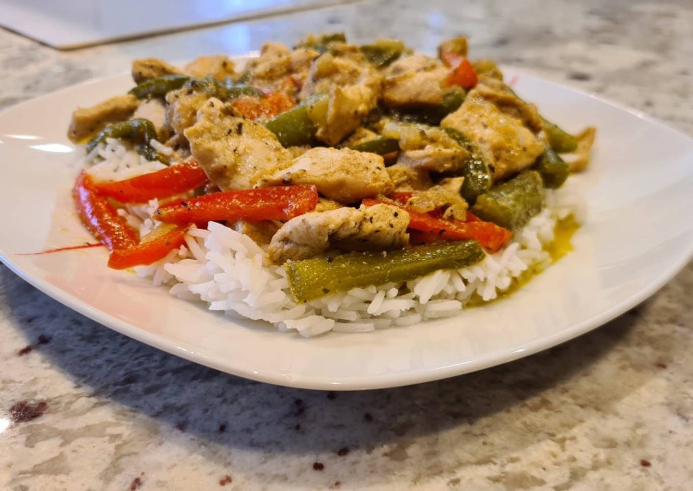 Pollo frito con cebolla y pimientos