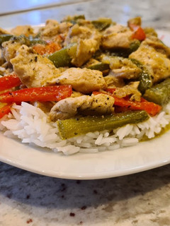 Una foto de Pollo frito con cebolla y pimientos