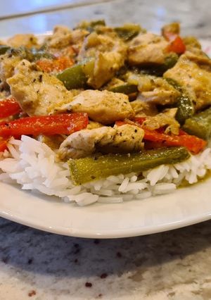 Una foto de Pollo frito con cebolla y pimientos