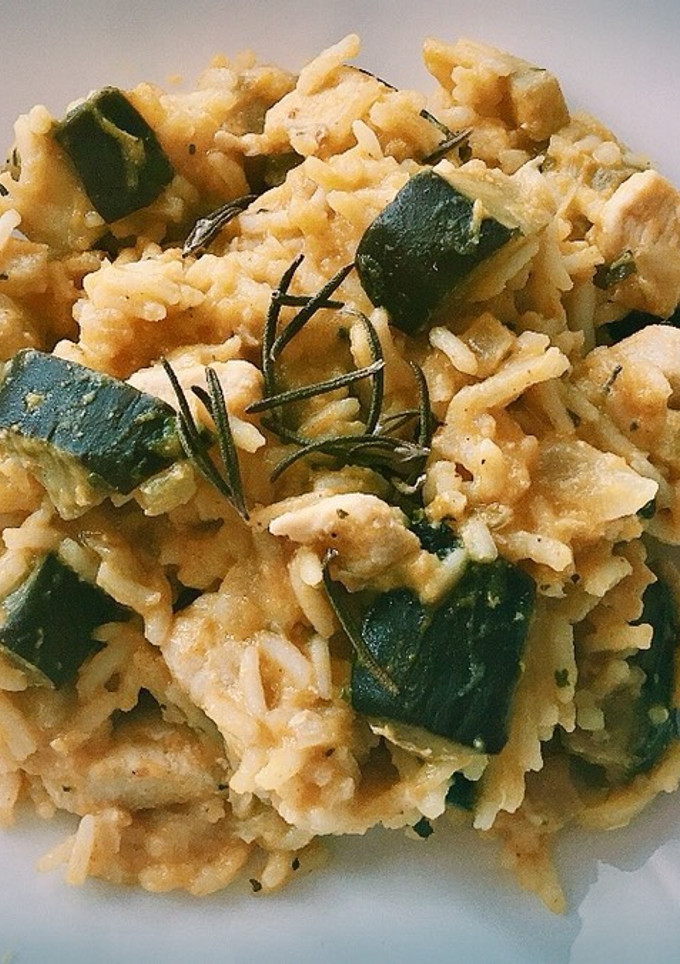 Una foto de Arroz meloso de pollo, berenjena y cabrales (con leche de almendra)