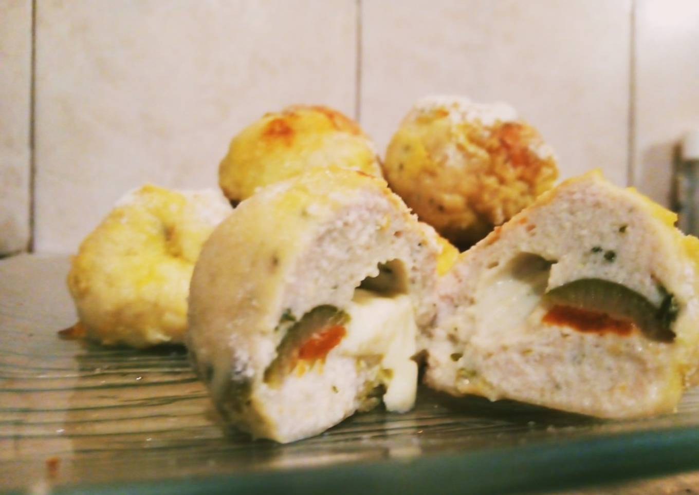 Albóndigas de pollo rellenas con aceitunas y queso cremoso