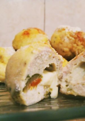 Una foto de Albóndigas de pollo rellenas con aceitunas y queso cremoso