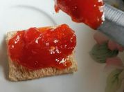 Una foto de mermelada de tomate