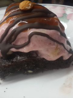 Una foto de Postre express Brownie integral con helado de fruta 🍰🍦🍨🍫