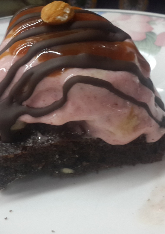 Una foto de Postre express Brownie integral con helado de fruta 🍰🍦🍨🍫