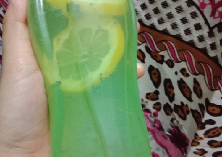 Bagaimana Menyiapkan Infused Water Lemon, Bikin Ngiler