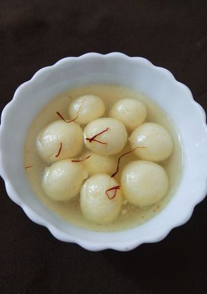 रसगुल्ले (Rasgulle recipe in Hindi) रेसिपी मुख्य फोटो