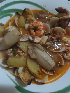 Una foto de Guiso de calamares con gambones y almejas