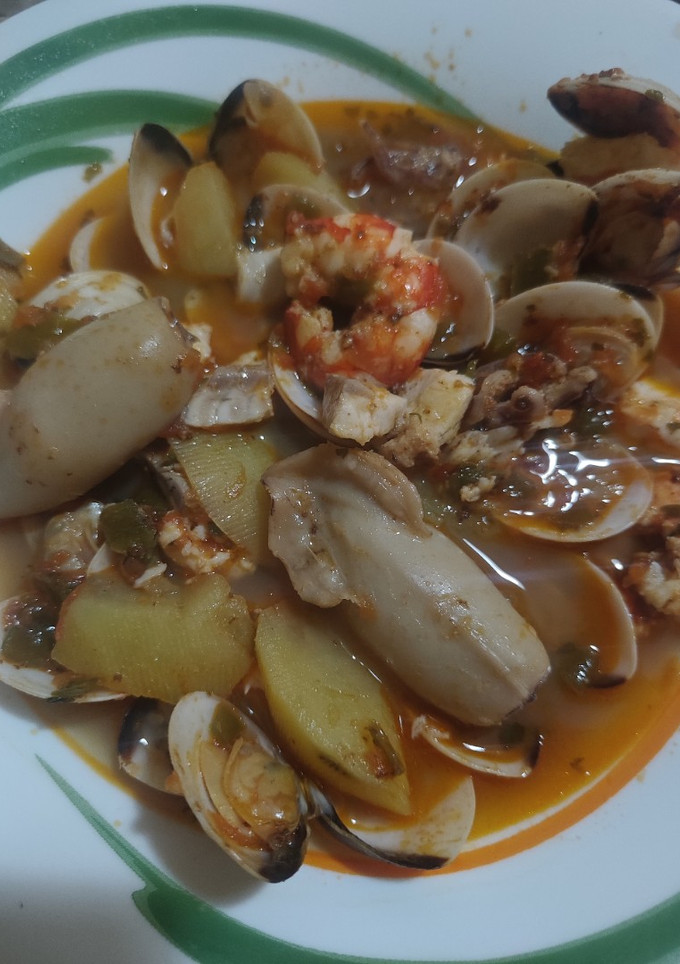 Una foto de Guiso de calamares con gambones y almejas