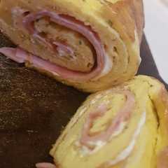 A picture of Rotolo di frittata con prosciutto cotto.