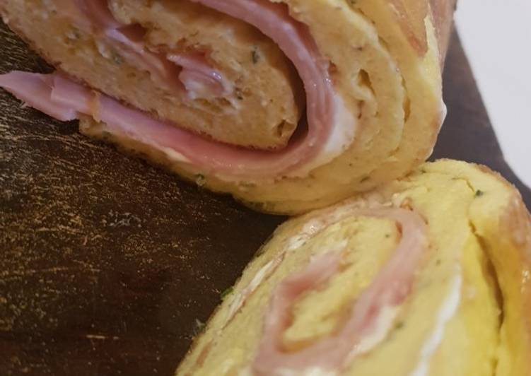 Rotolo di frittata con prosciutto cotto