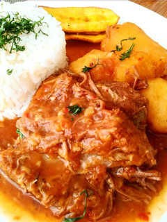 Una foto de Sobrebarriga en salsa criolla🍖