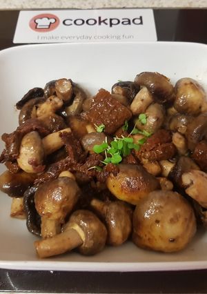 A picture of My Garlic Mushrooms and Sundried tomatoes. 😁.