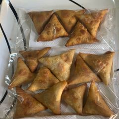A picture of Tasty meaty samosas.