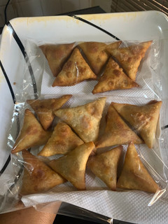 A picture of Tasty meaty samosas.
