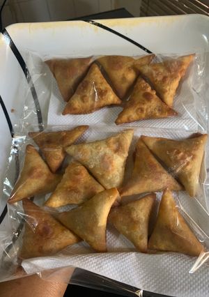 A picture of Tasty meaty samosas.