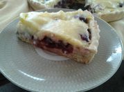 Una foto de postres con cerezas