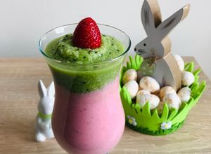 Zdjęcie przepisu Smoothie truskawkowe z groszkiem cukrowym i orzechami nerkowca.