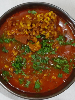 मटकीची रस्सा भाजी (matkichi rassa bhaji recipe in marathi) रेसिपी चे मुख्य फोटो