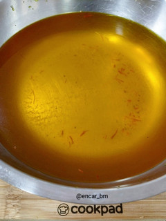 Una foto de Caldo de alga fucus con azafrán