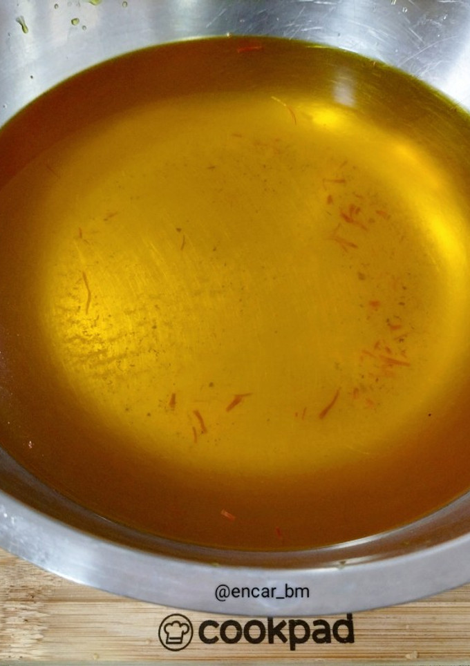 Una foto de Caldo de alga fucus con azafrán