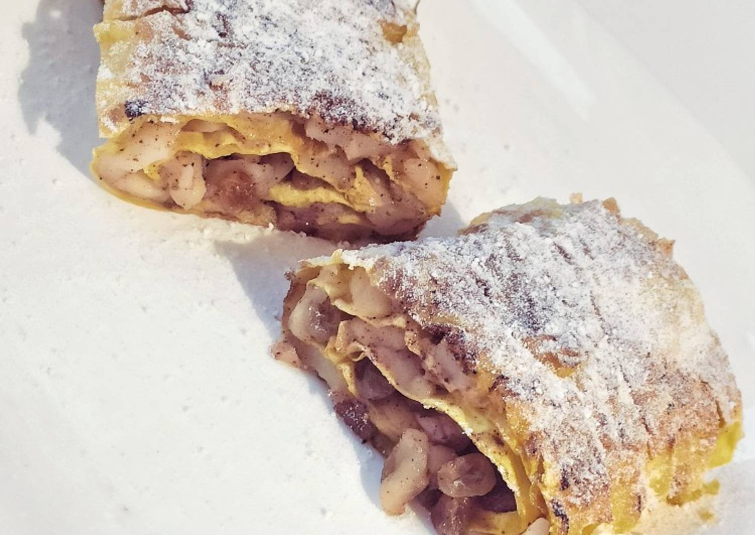 Ленивый яблочный штрудель. Ленивый штрудель из лаваша. Ленивый яблочный штрудель. Яблочный пп штрудель. Ленивый яблочный штрудель из лаваша.