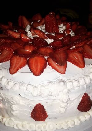 Una foto de Torta de crema y frutas