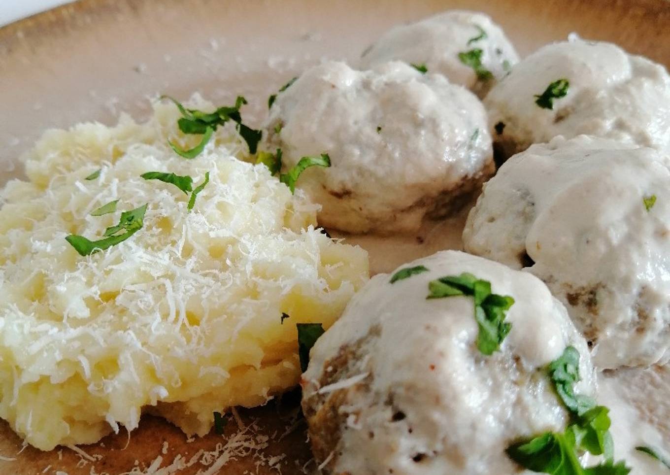 Albóndigas de berenjena y soja en salsa de setas