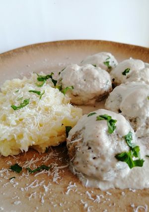 Una foto de Albóndigas de berenjena y soja en salsa de setas