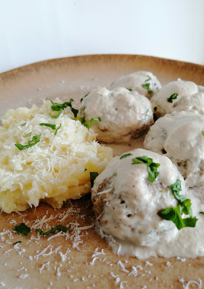 Una foto de Albóndigas de berenjena y soja en salsa de setas