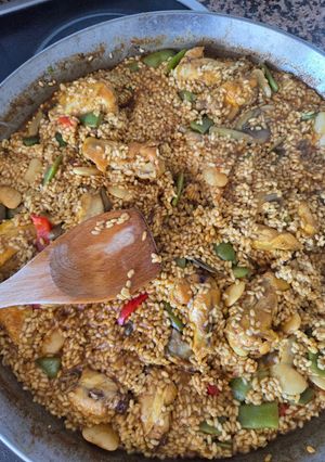 Una foto de Paella Valenciana con Pimiento Rojo