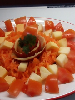 Una foto de Ensalada de tomate, queso, zanahoria y manzana 🍅🧀🥕🥕🍅🧀🥕🥕