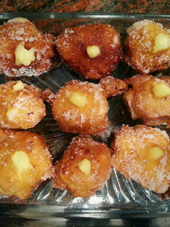Una foto de Buñuelos de viento rellenos de crema