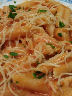 Una foto de Macarrones con tomate y pollo