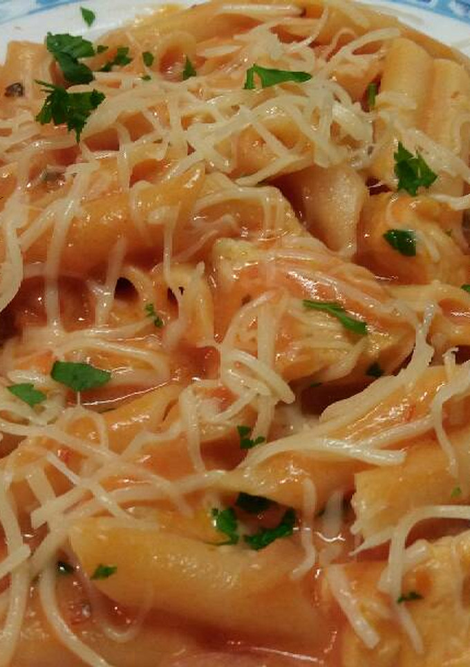 Una foto de Macarrones con tomate y pollo