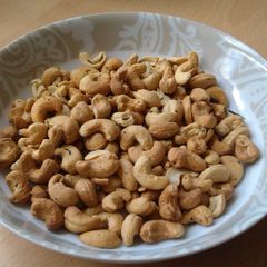 A picture of Vickys Herby Roasted Cashew Nuts, Gluten, Dairy, Egg & Soy-Free.