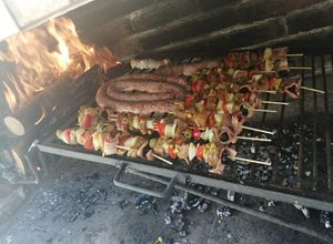 Una foto de Brochettes de ciruela con panceta y verduras