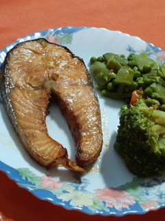 Una foto de Salmón marinado en salsa de soja, hecho en airfryer