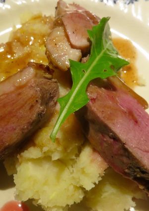 Une photo de Magret de canard, purée panais-pomme-gingembre