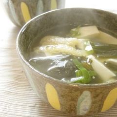 A picture of A Dude's Version of Abura-age and Wakame Clear Soup.