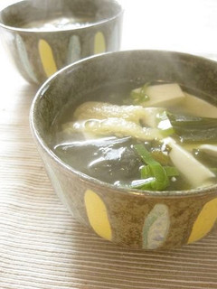 A picture of A Dude's Version of Abura-age and Wakame Clear Soup.