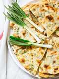 Pan Naan de Calçots con Salsa Romesco